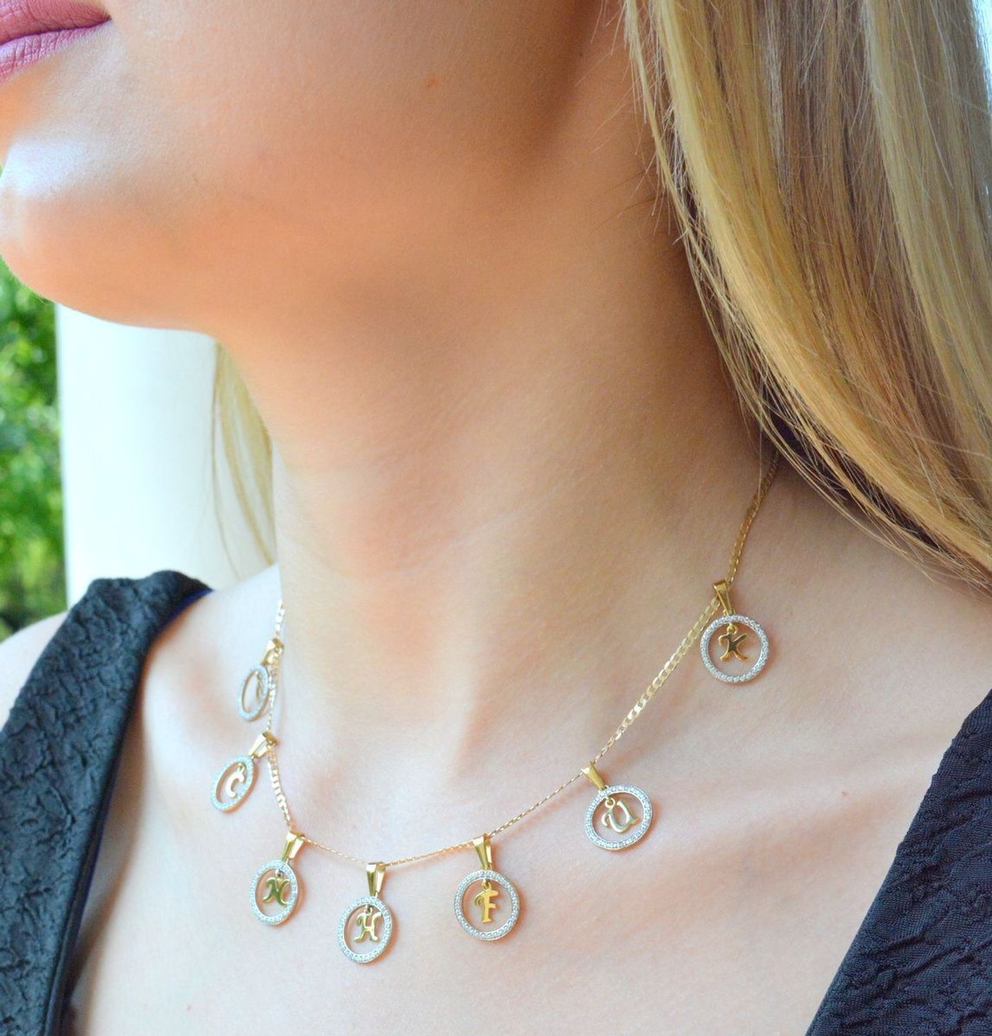 Złota zawieszka 333 literka H w kółeczku ozdobionym cyrkoniami Z-441 H. Piękny, złoty wisiorek o ciekawym wzorze wykonany z żółtego złota próby 333. Personalizowana zawieszka to doskonały pomysł na prezent dla każdej kobiety..jpg